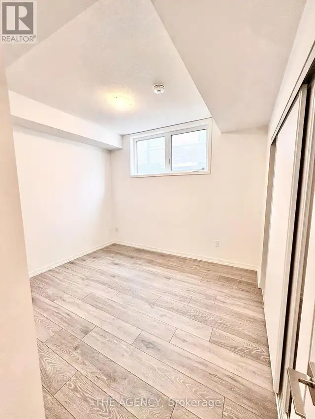 15 - 14 LYTHAM GREEN CIRCLE Newmarket (Glenway Estates), Ontario63005669796097124