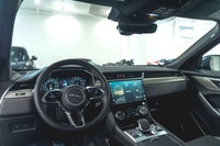 Jaguar F-PACE P250 R-DYNAMIC S 2024: - Extérieur métallisé gris EIGER avec intérieur en cuir noir EB... (image 9)