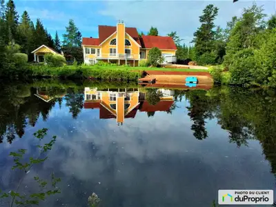 Au pied de la station de SKI VAL SAINT-CÔME, sur le bord d'un LAC PRIVÉ, bordé par la RIVIÈRE Versai...