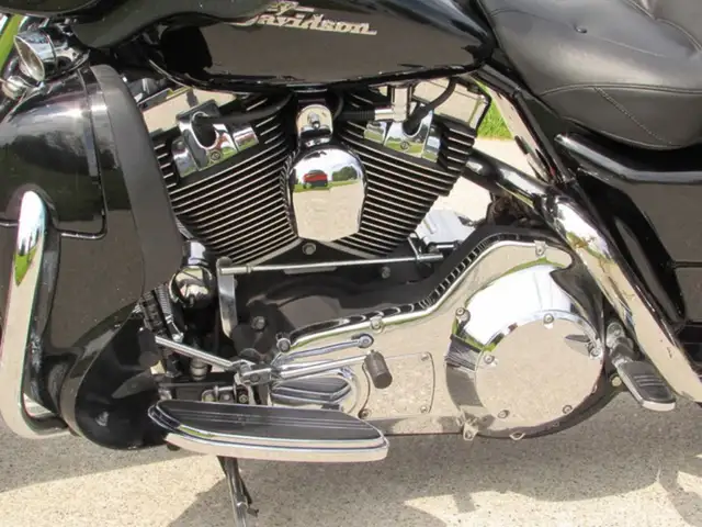 2006 Harley-Davidson FLHX Street Glide Over $9,000 in Great Opti in Sport Touring in Leamington - Image 17