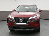 Powered by a 2.5L 4-cylinder engine paired with Intelligent FWD, this 2021 Nissan Rogue S offers a c... (image 1)