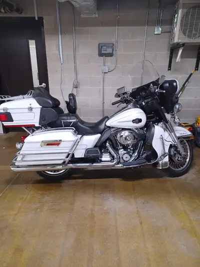 2013 Harley-Davidson Glide Ultra This 1 owner bike always kept in tempter control garage is a superb...