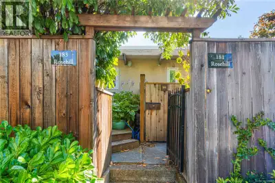 Fantastic investment opportunity in this legal 4-plex only 2 blocks to the waterfront walkway and Na...