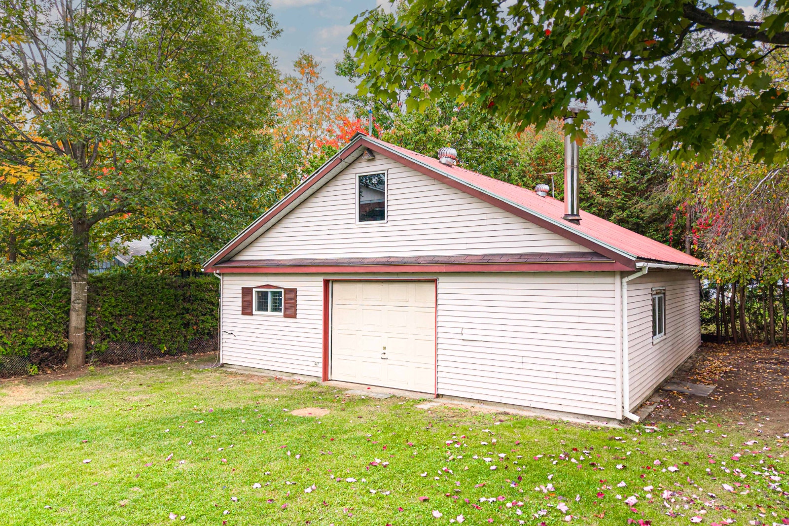 Immense garage pouvant accueillir 4 véhicules! — photo 3