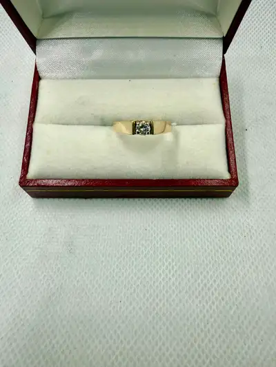 We are selling a Women's 14K gold ring with a solitaire diamond. ♦Tested as 14K gold ♦Diamond is tes...