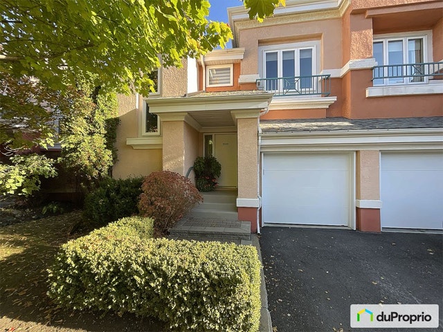 $699,000 - Townhouse for sale in Longueuil (Vieux-Longueuil) — photo 1