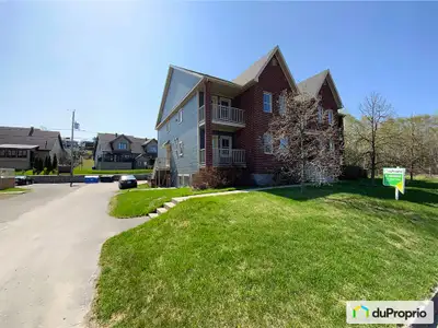 Bel immeuble, situé dans le quartier le plus prisé de Rivière-du-Loup, façade de briques, situé à pr...