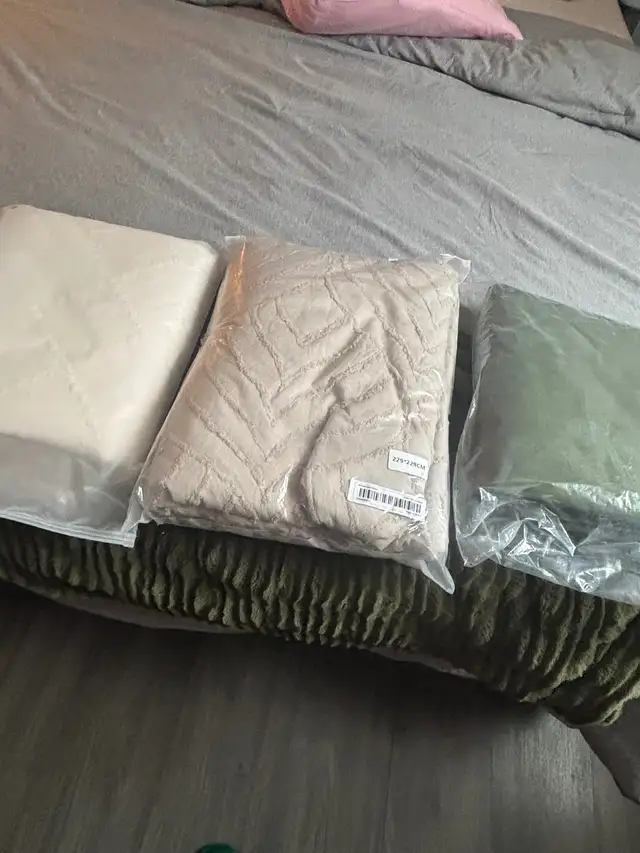 3 queen size duvet cover sets . 3 for $80 or $30 each . in Bedding in Barrie - Image 5