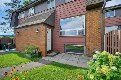Ottawa. Nepean. This modern, stylish Townhouse for rent w/2+1 bedrooms and 1.5 bathrooms is perfect...