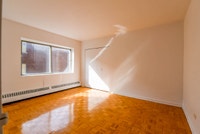 Akelius one bedroom apartment for rent. Located near Av. Wilderton in the Notre-Dame-De-Grace neighb... (image 5)