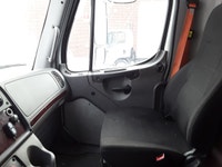 2018 Freightliner M2 106 Ryder Stock ID: 755607 Transmission Type/Speed: AUTO 6 Engine: DIESEL B6.7... (image 9)