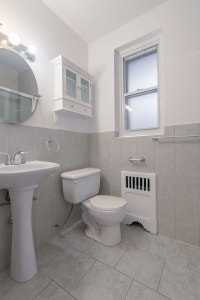 Akelius two bedroom apartment for rent. Located near Ave Van Horne in the Cote-des-Neiges neighborho... (image 4)