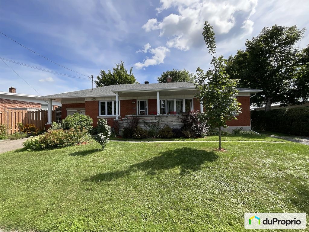 $529,999 - Bungalow for sale in Granby — photo 1