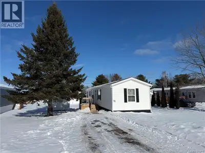 AFFORDABLE ONE-LEVEL LIVING IN LAKESIDE ESTATES MOVE-IN READY! Welcome to 11 Condon Crescent, a char...