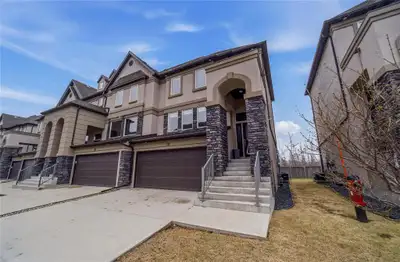 2J//Winnipeg/Welcome to easy, stylish living in this stunning 3 bed, 3 bath townhouse condo! From th...