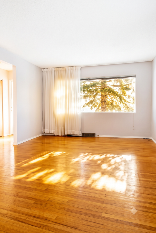 Nice 3-Bed Main Floor (Garage included), Holliton, Saskatoon
