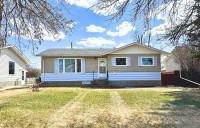 5719 40 AVE., STETTLER - BUNGALOW ON QUIET TREE LINED STREET