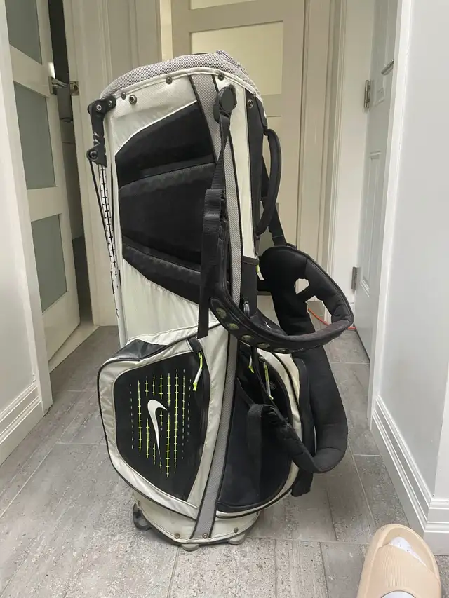 Nike Performance Hybrid Golf Stand Carry Bag Black Gray Green 14 in Golf in City of Toronto - Image 2
