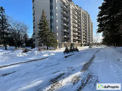 Traduction automatique Rare sur le marché, spacieux 1/1 entièrement rénové avec vue sur la ville et...