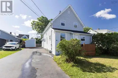 Nestled in a quiet residential neighbourhood, 10 Minto Street shines as a delightful single detached...