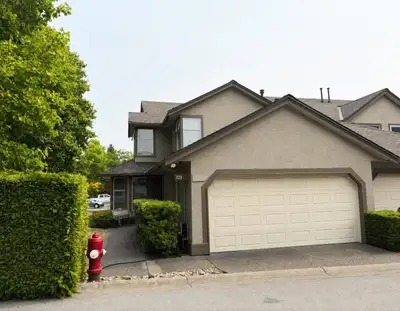 WELCOME TO GLENRIDGE ESTATES! This inviting 3 bed, 2.5 bath Fleetwood home enjoys a peaceful outlook...