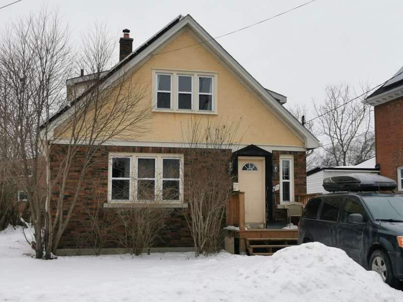 378 Victoria St 4 bedroom student house May 1! Long Term Rentals