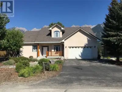 **ROCKY MOUNTAIN LIVING AT ITS FINEST - OFFERED FULLY FURNISHED** This gorgeous 3 bedroom+Den, 3 bat...