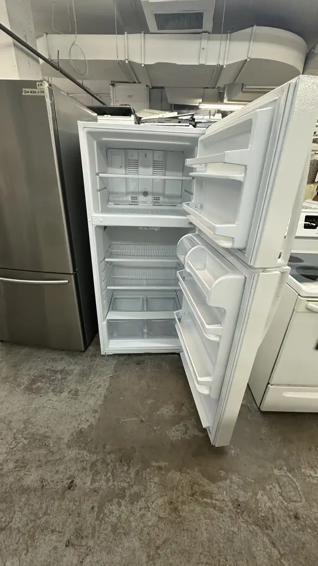 3194- Réfrigérateur Whirlpool blanc top freezer fridge white 28" in Refrigerators in City of Montréal - Image 3