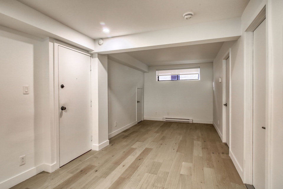 renovated 1-bed apartment near Concordia Loyola - ID 2982 5