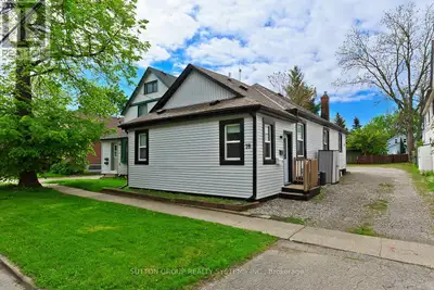 Incredible Investment Opportunity Legal Duplex in Prime St. Catharines Location! Fully renovated fro...