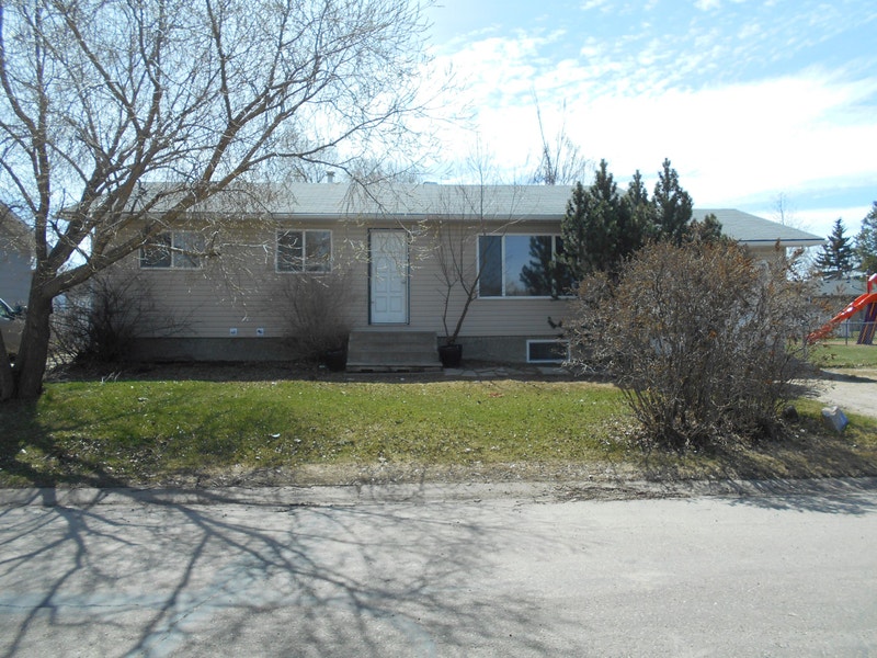 0221 5 Bedroom House in Sexsmith 1950 Available November 1st Long