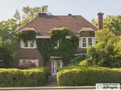 Charmant et grand cottage bi-familial très bel emplacement. Cette propriété jouxte trois magnifiques...