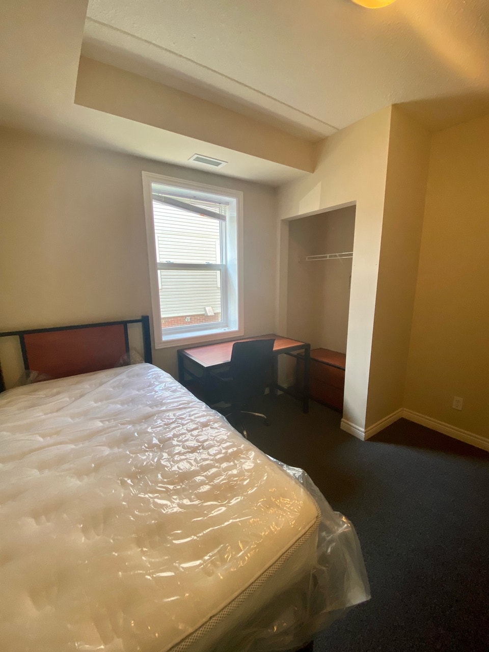 Bright & Furnished Student Bedroom Steps from Laurier/UW! (Room 4