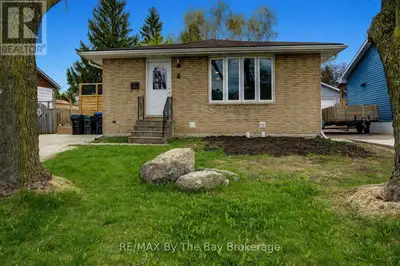 Welcome to 4 Watts Crescent. This well-maintained family home in the heart of Collingwood offers 3 b...