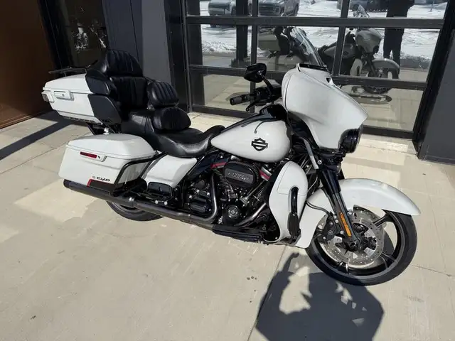 2020 Harley-Davidson FLHTKSE - CVO Limited in Sport Touring in Saskatoon - Image 3