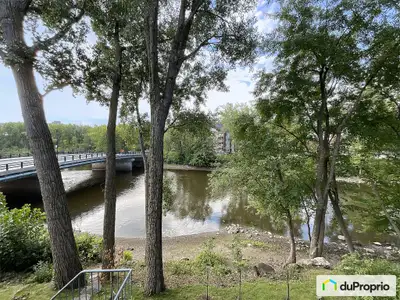 Baisse de prix! La campagne à la ville! Magnifique condo rénové au goût du jour, clé en main. Vue su...