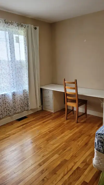 Furnished room available for rent for female along Baseline Rd and Fisher. Rent at $875. Parking ext...