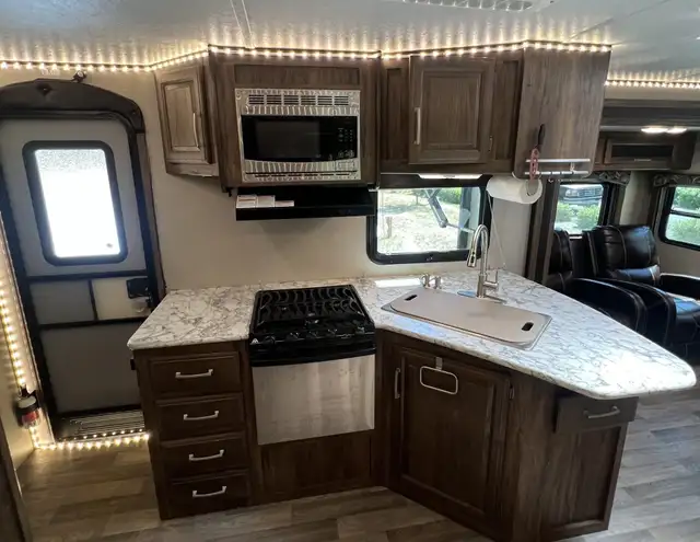 2017 KEYSTONE COUGAR 327RESWE (FINANCING AVAILABLE) in Travel Trailers & Campers in Strathcona County - Image 11