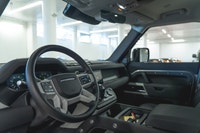 Land Rover Defender 110 P300 S 2023: - Extérieur métallisé gris EIGER et intérieur en cuir noir EBON... (image 1)