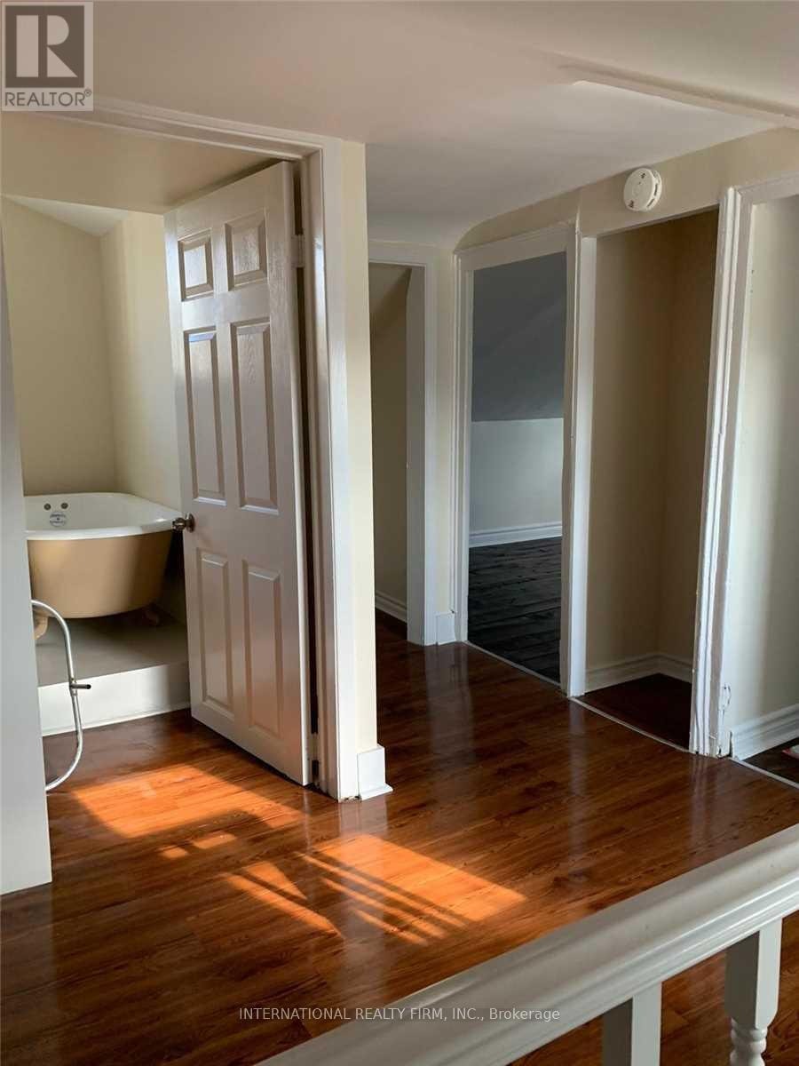 195 DIVISION STREET Cobourg, Ontario 5