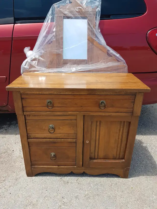 ANTIQUE DRESSER. ANTIQUE MIRROR.62863278427137121
