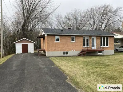 Joli plain-pied très éclairé, aire ouverte, construit solidement avec 4 côtés en briques et sous-sol...