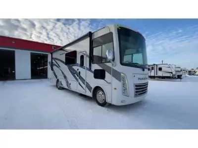 Thor Motor Coach Hurricane Class A gas motorhome 29M highlights: Full-Wall Slide 39in.in. Living Are...