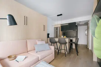 Loft meublé et tout inclus dans le quartier Saint-Jean-Baptiste. Cet immeuble en béton de 9 étages a...