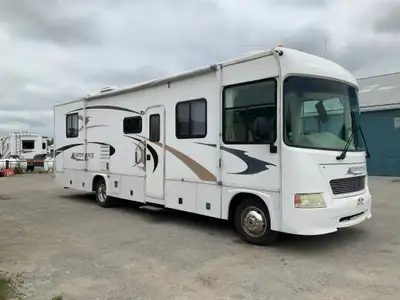 2004 Gulf Stream Independence 8330 Fresh Interior Updates: Step into a welcoming and modernized livi...