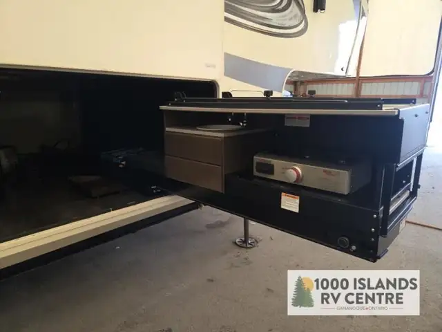 2020 Grand Design Solitude 390RK in Travel Trailers & Campers in Kingston - Image 4