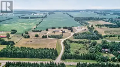 Looking for that property that is the complete package, Here you go. Follow the winding driving way...