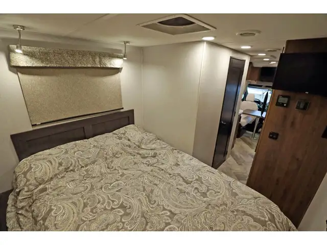 2021 Forest River Sunseeker Forester 2380 B+ DIESEL Full paint in RVs & Motorhomes in Laval / North Shore - Image 20