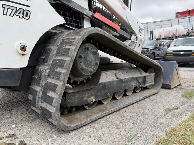 2017 Bobcat T740 Skid Loader in Heavy Trucks in Regina - Image 18