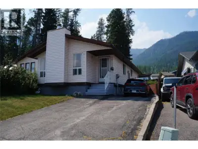 Welcome to this well maintained three bedroom , two bath half duplex home in desirable Sparwood Heig...